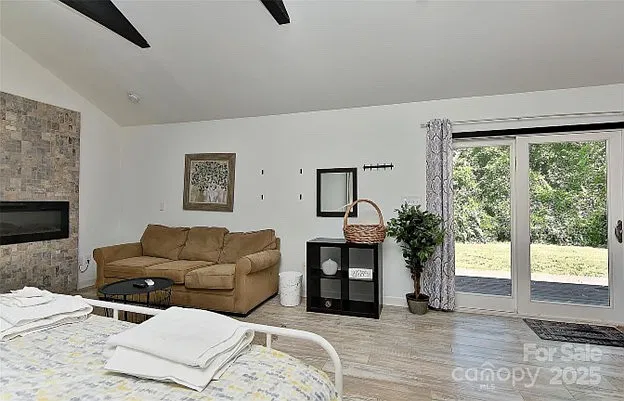 1944 Garibaldi Ave — Photo 4