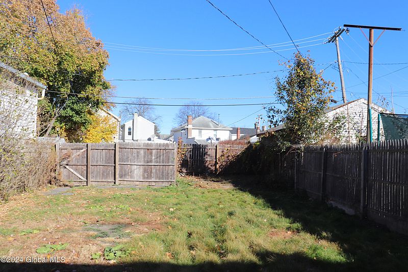 5th image of 913 19th Street
