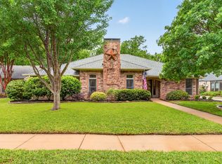 2932 S Creekwood Dr, Grapevine, TX 76051