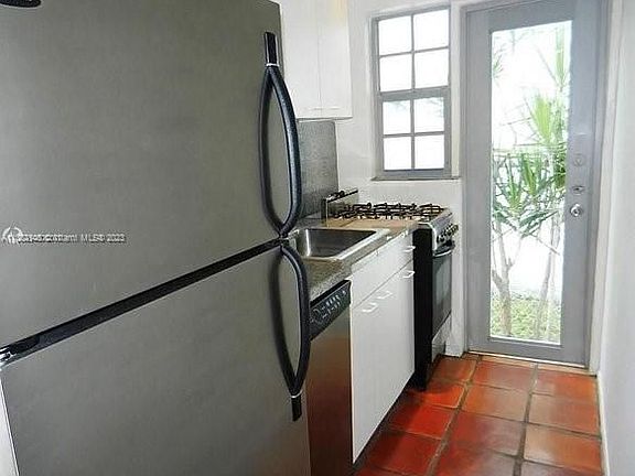 5th image of 727 Jefferson Ave APT 8