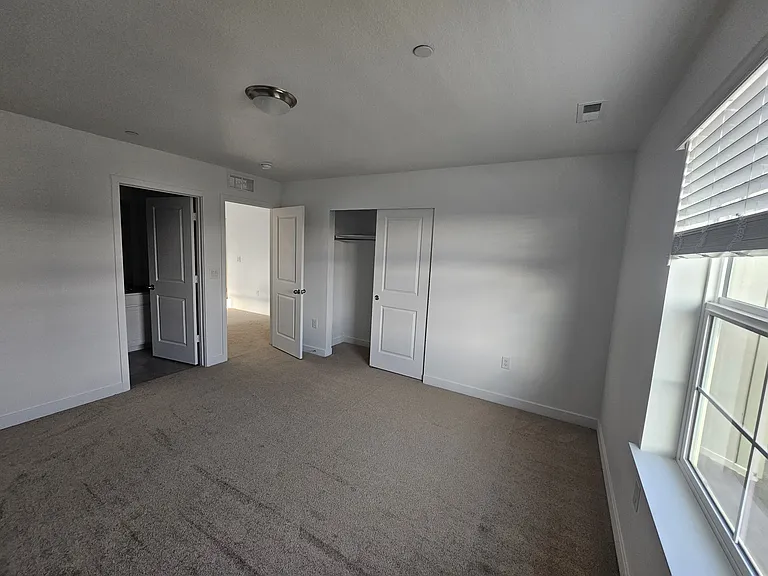 993 Sunrise Dr — Photo 1