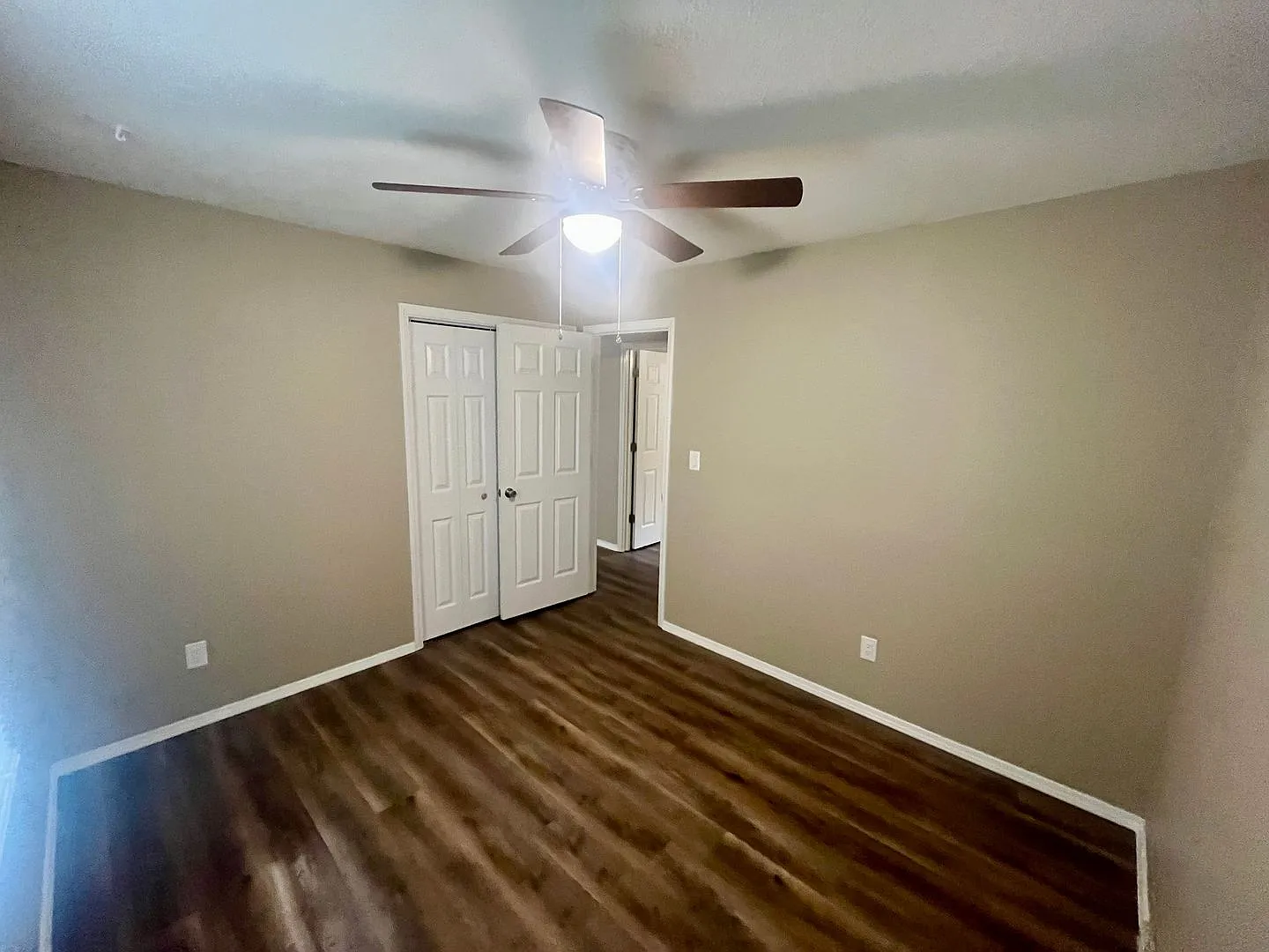 updated 3 bedroom 2 bathroom home in Springfield — Photo 2
