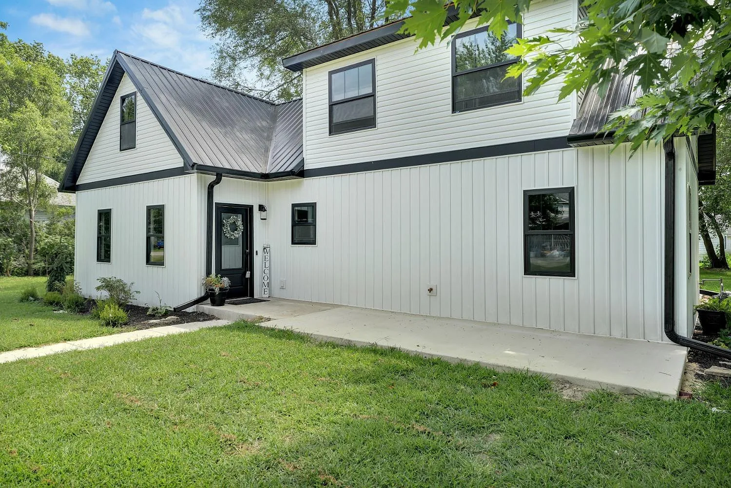 369 E Grove St photo 1