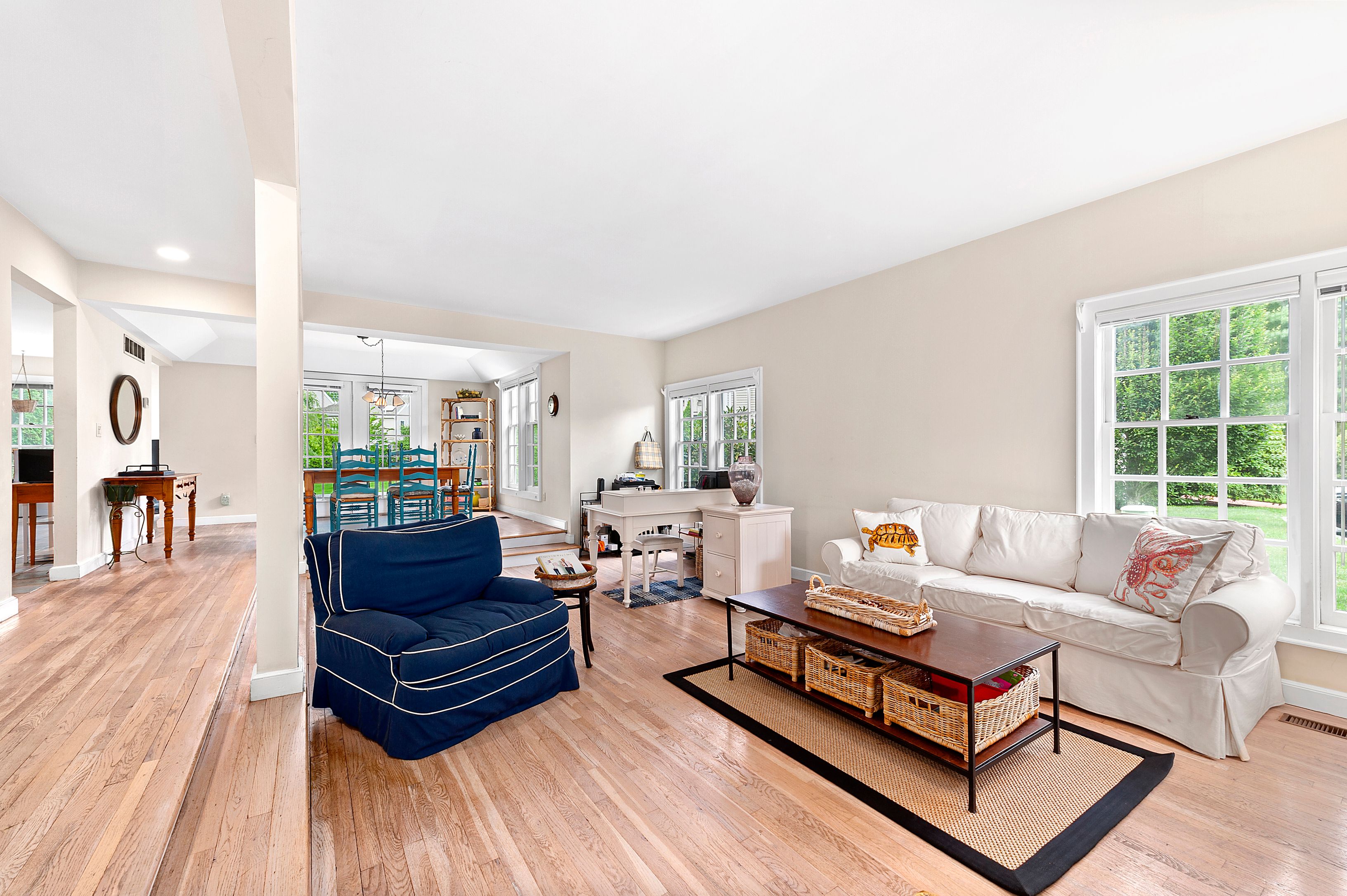 425 Hampton Rd Apt 6, Southampton, NY 11968 Out East