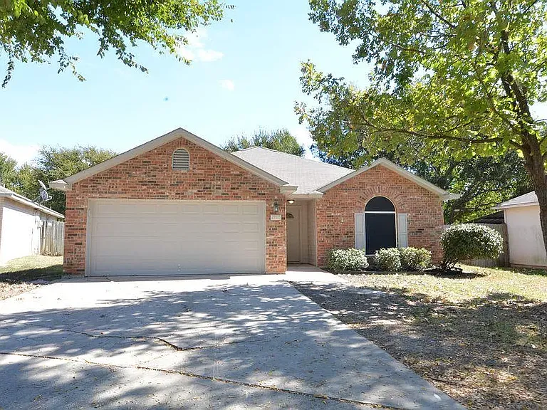 2717 Greenbriar Ct — Photo 1