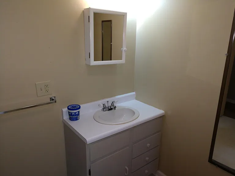 Bathroom 2 (full)