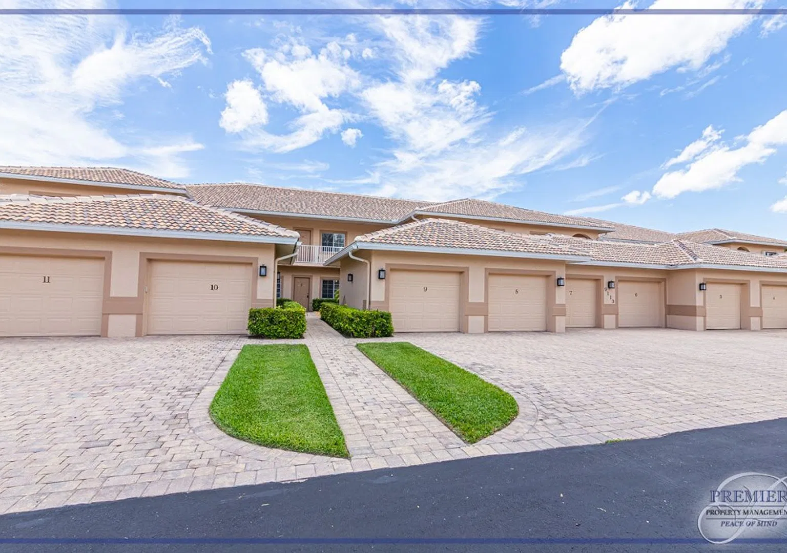 Golf & Lake Views 2 Beds/2 Baths Private Garge Resort Style Amenities Annual Rental — Photo 4