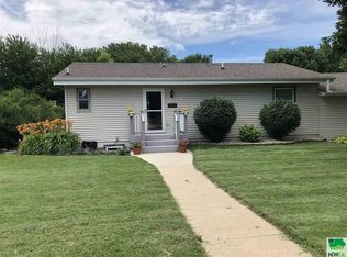 1507 Crestview Dr, Vermillion, SD 57069