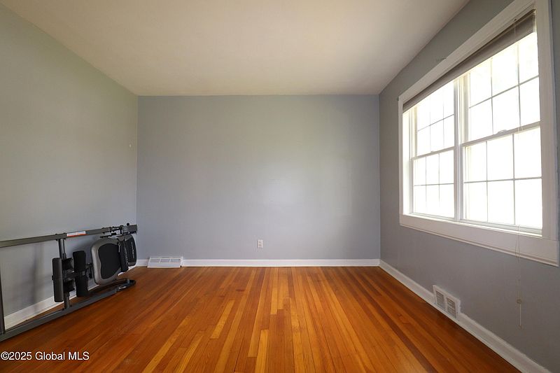 4th image of 1047 Louis Road