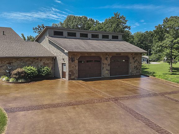 4th image of 136 Lake Dr