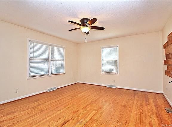 4th image of 817 Gaston Ext