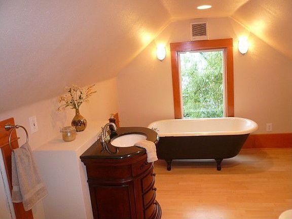 Quaint 2nd bath
