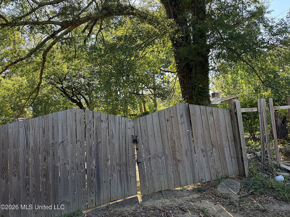 2nd image of 220 Shady Cir