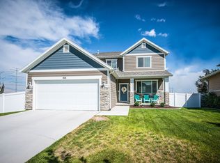 826 W Star Spangled Dr, Bluffdale, UT 84065