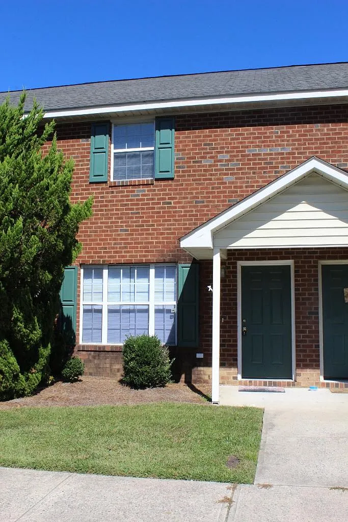 2 bed, 2.5 bath, 1168 sqft, $1,300 — Photo 1
