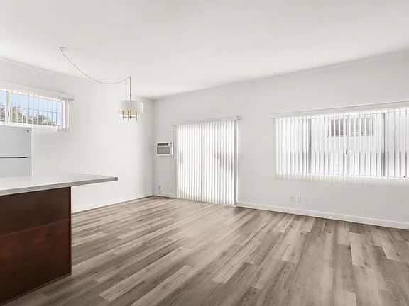 2nd image of 1528 Franklin St #7