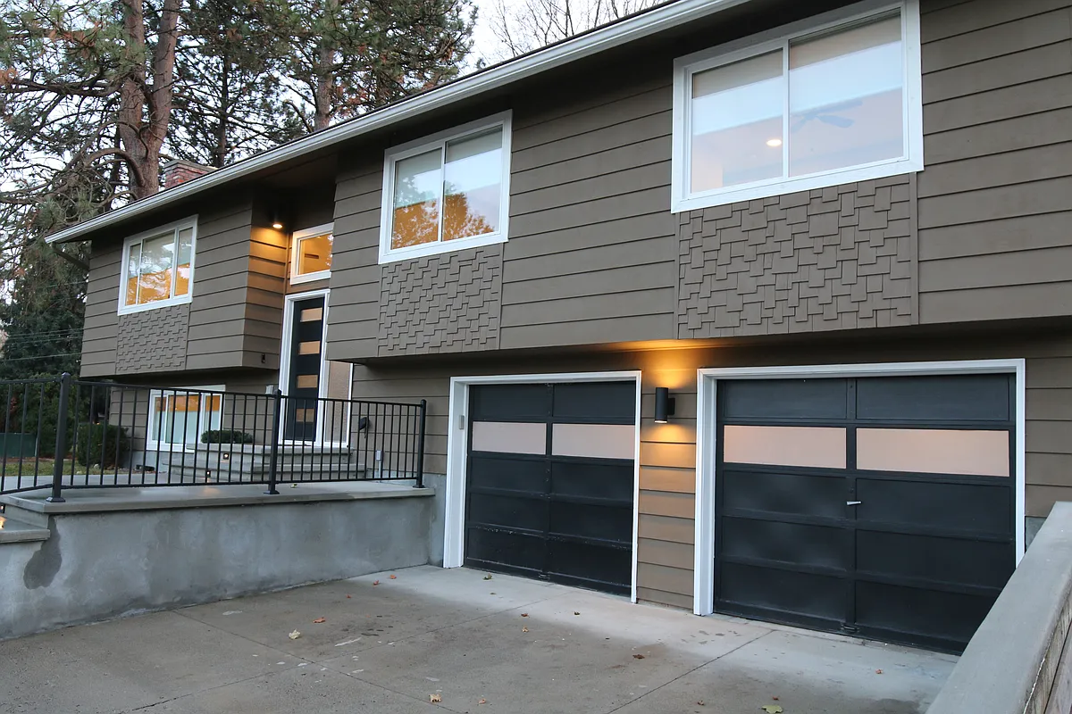 Building Photo - 2026 E 63rd Ave