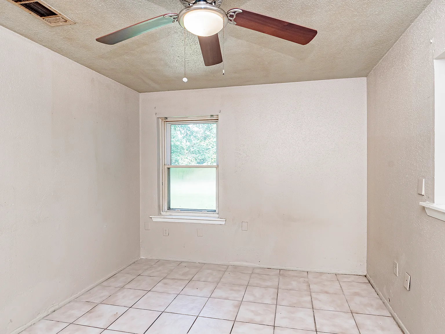 3 bed, 1200 sqft, $1,200 — Photo 3