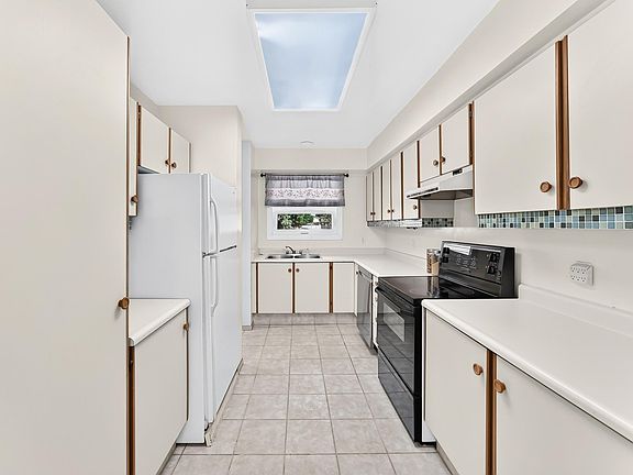 4th image of 10619 Beaumaris Rd NW