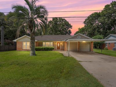 1032 S Lee St, Alvin, TX, 77511