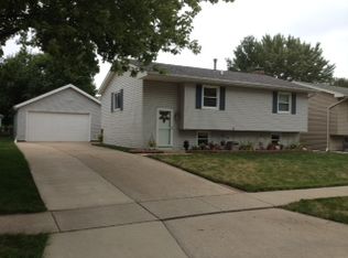 1139 Emerald Dr, Davenport, IA 52804