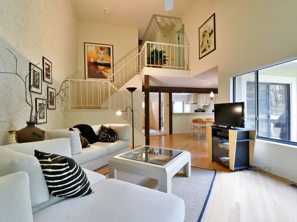 https://photos.zillowstatic.com/fp/bc5b2cbbce8ce273091fea27ddf08239-p_e.webp