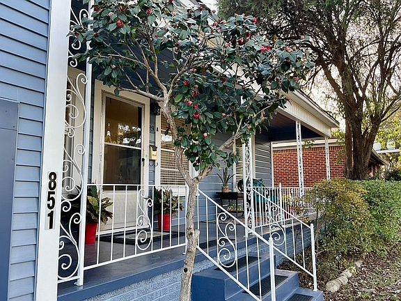 Entrance to 851A (2/1)