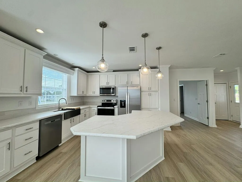 3 bed, 2.0 bath, 1356 sqft, $1,699 — Photo 2