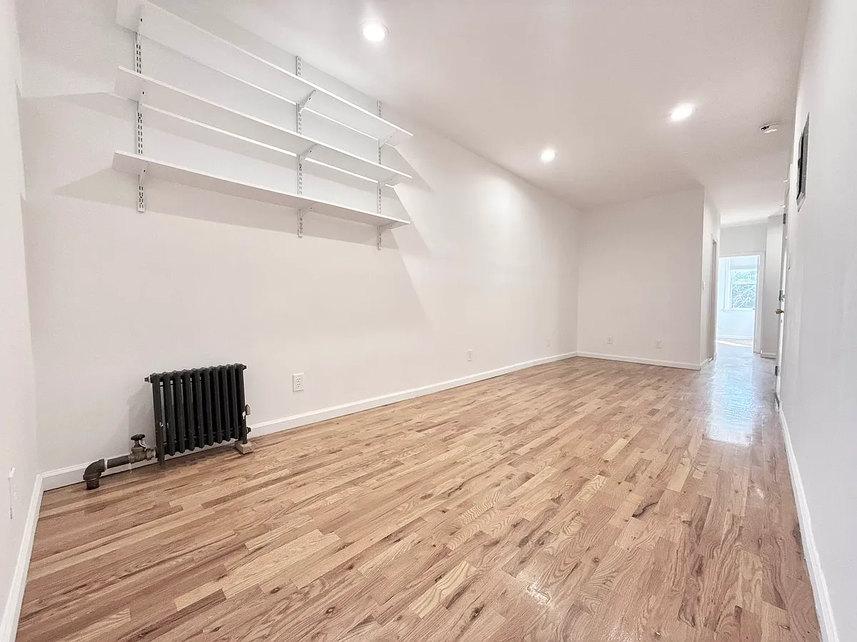 Building Photo - 1926 Greene Ave #2L