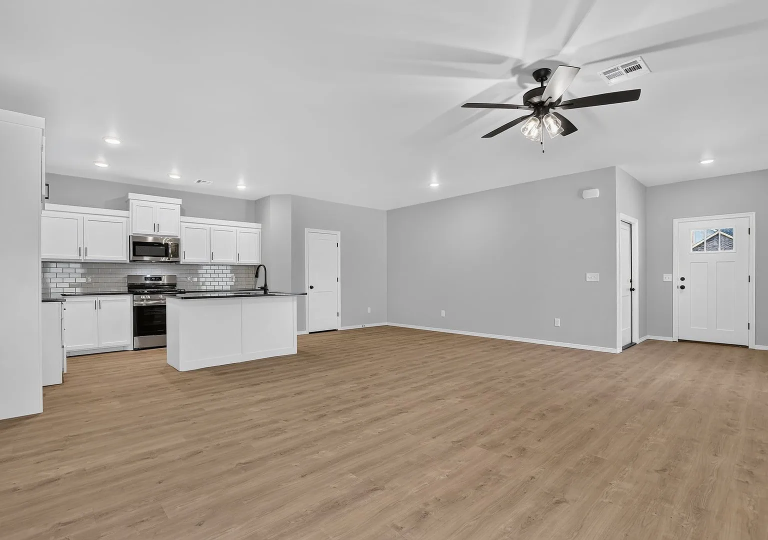 6 East — Photo 4