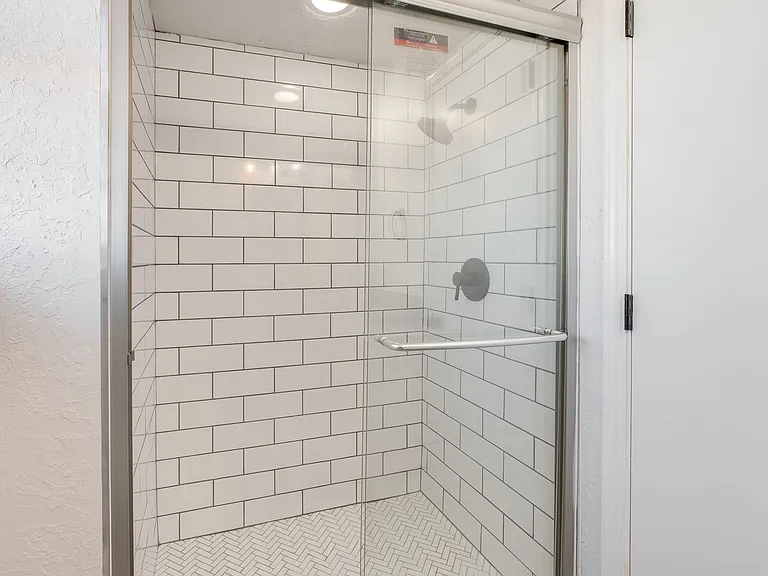 11715 N Francis Ave — Photo 22