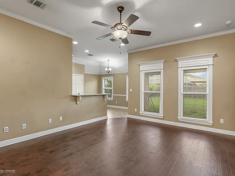 1702 Avondale Ct — Photo 5