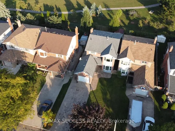 26 Tomahawk Dr, Grimsby, ON L3M 5G4