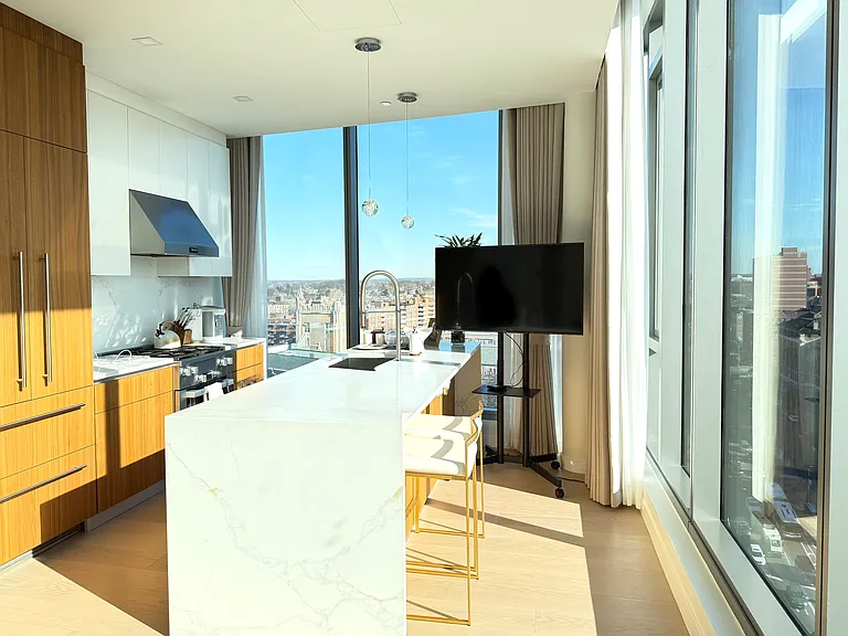 35-32 Leavitt St #Penthouse A — Photo 3