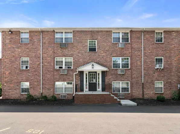 11 Colonial Village Dr APT 3, Arlington, MA 02474