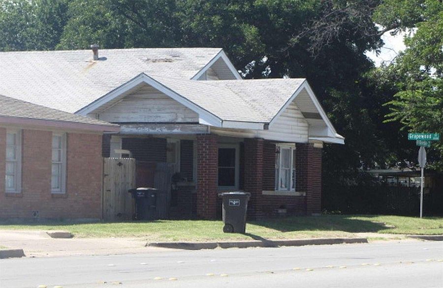 2nd image of 419 N Riverside Dr