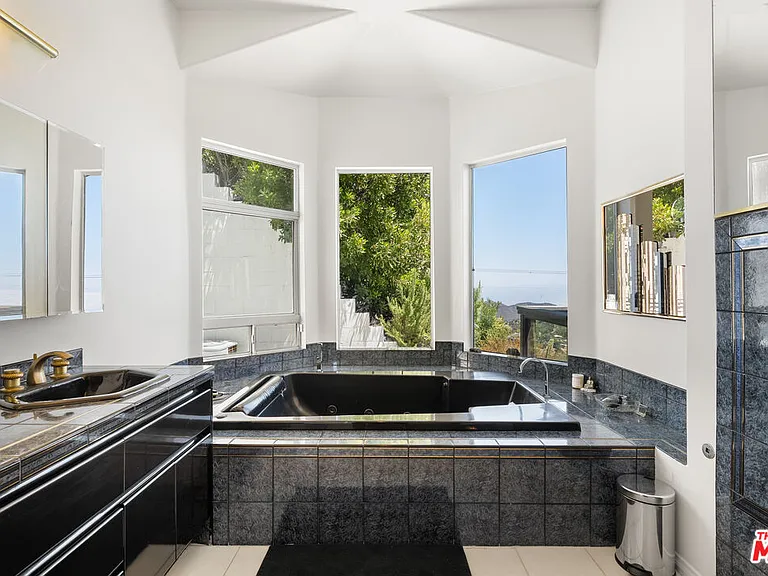21630 Saddle Peak Rd — Photo 16