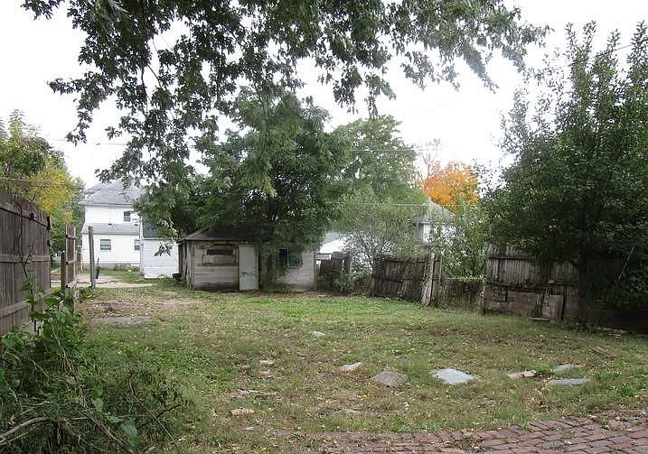 2nd image of 917 W 1st St