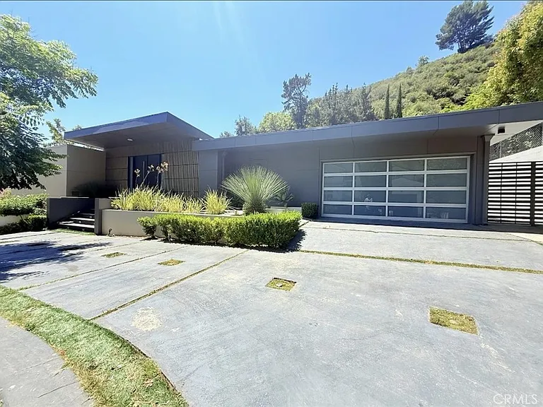 1801 Roscomare Rd — Photo 2