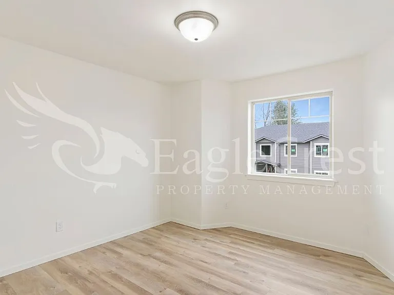 942 NE Spitzenburg St — Photo 15
