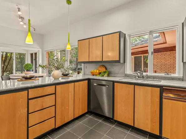 230 Oak Hill Dr, Trophy Club, TX 76262