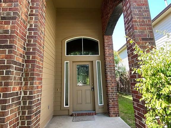3rd image of 2221 Nestlewood Dr