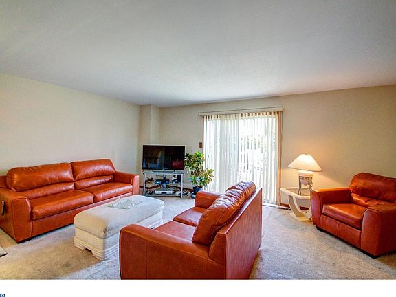 3rd image of 3057 Greenshire Ave