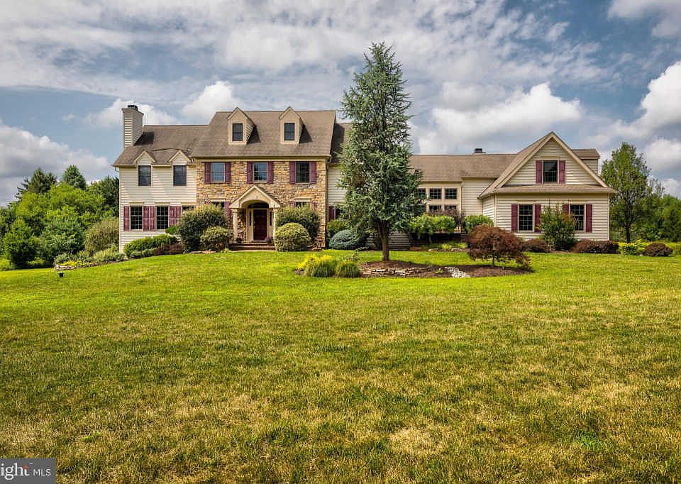 1st image of 6 Buckman Dr