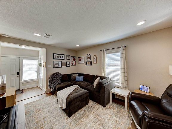5th image of 414 E Adoue St