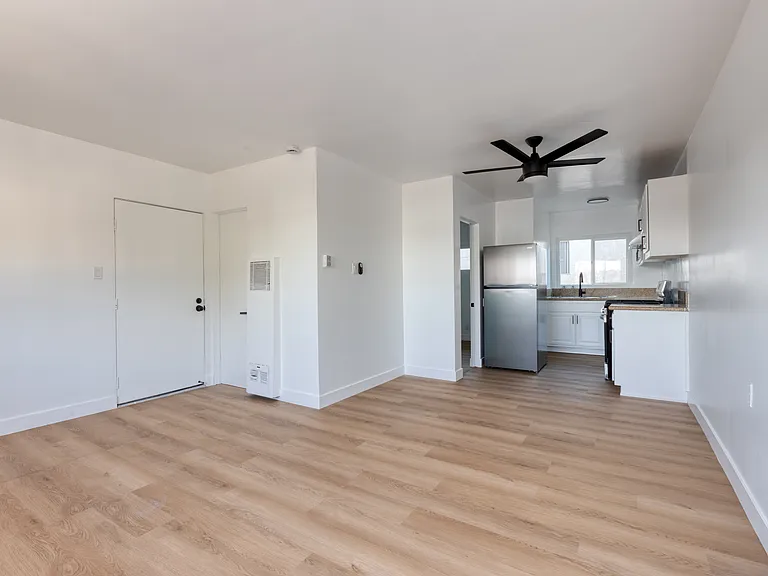 15741 Blaine Ave — Photo 3