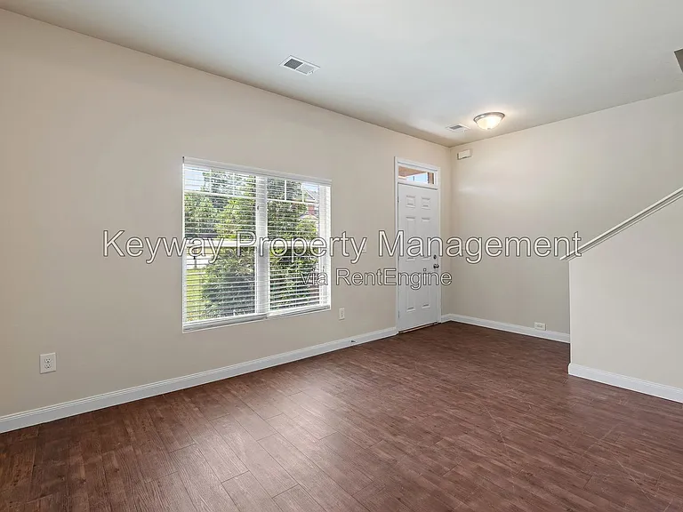 910 Clover Ct — Photo 4