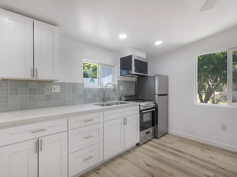 4108 Mission Ave — Photo 8