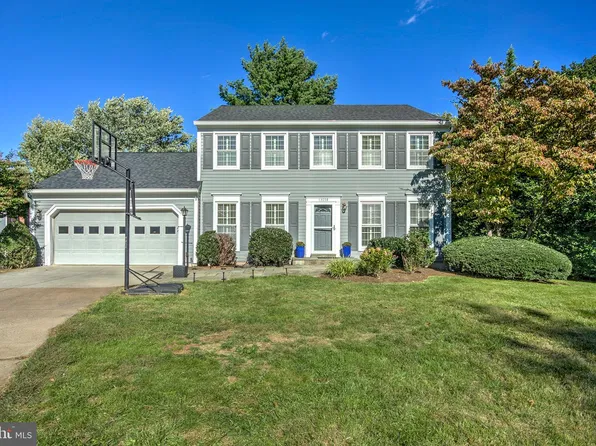 13058 Farthingale Dr, Herndon, VA 20171