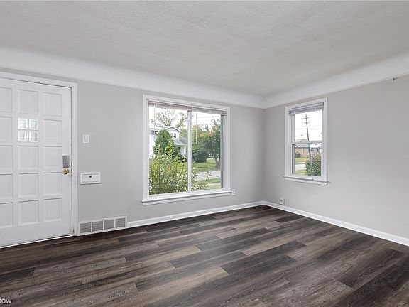 3rd image of 1592 Wexford Ave
